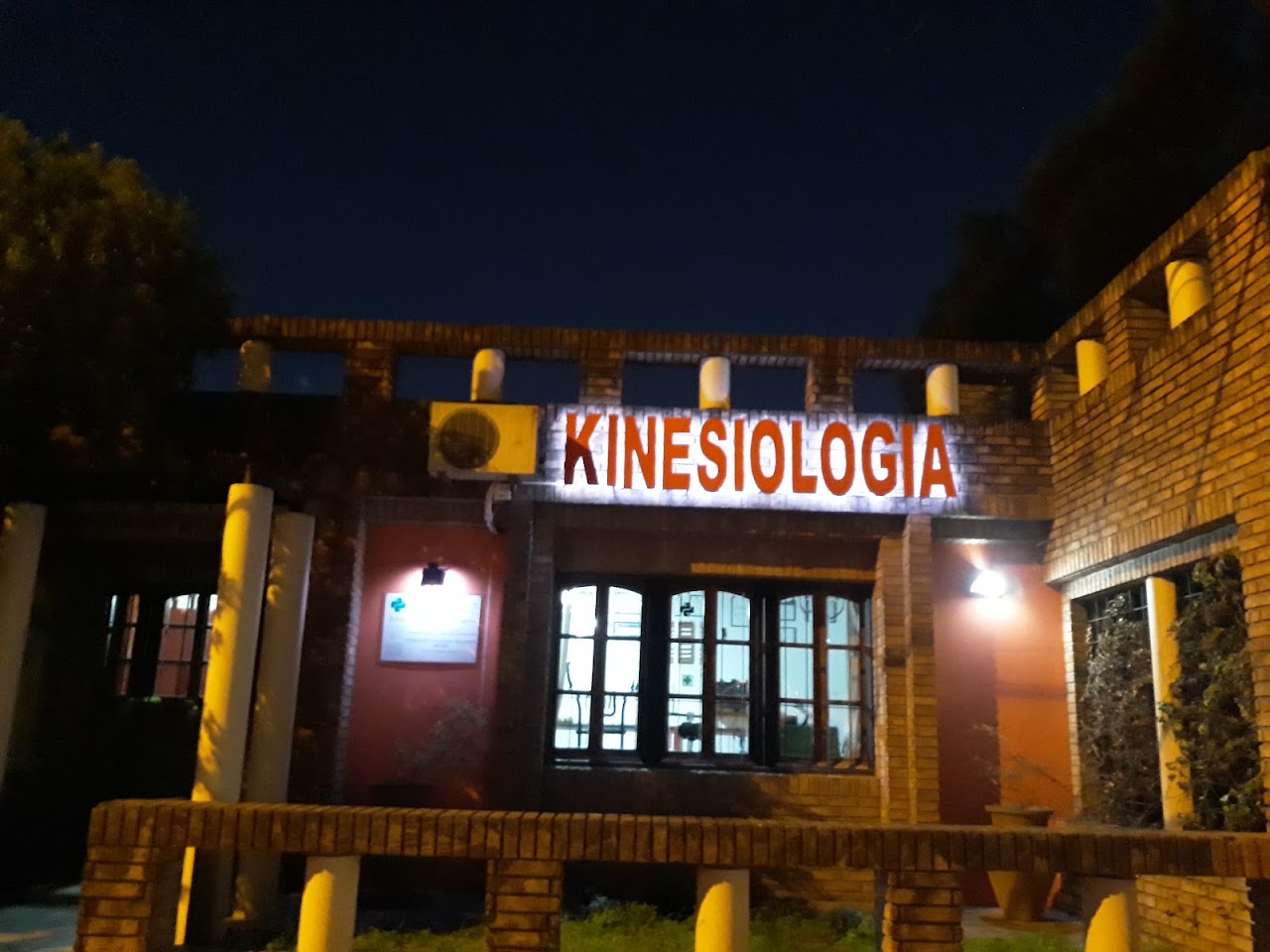 Fachada del consultorio de Kinesiología y Fisioterapia Lic. Cepellotti Sebastián en Paraná al atardecer