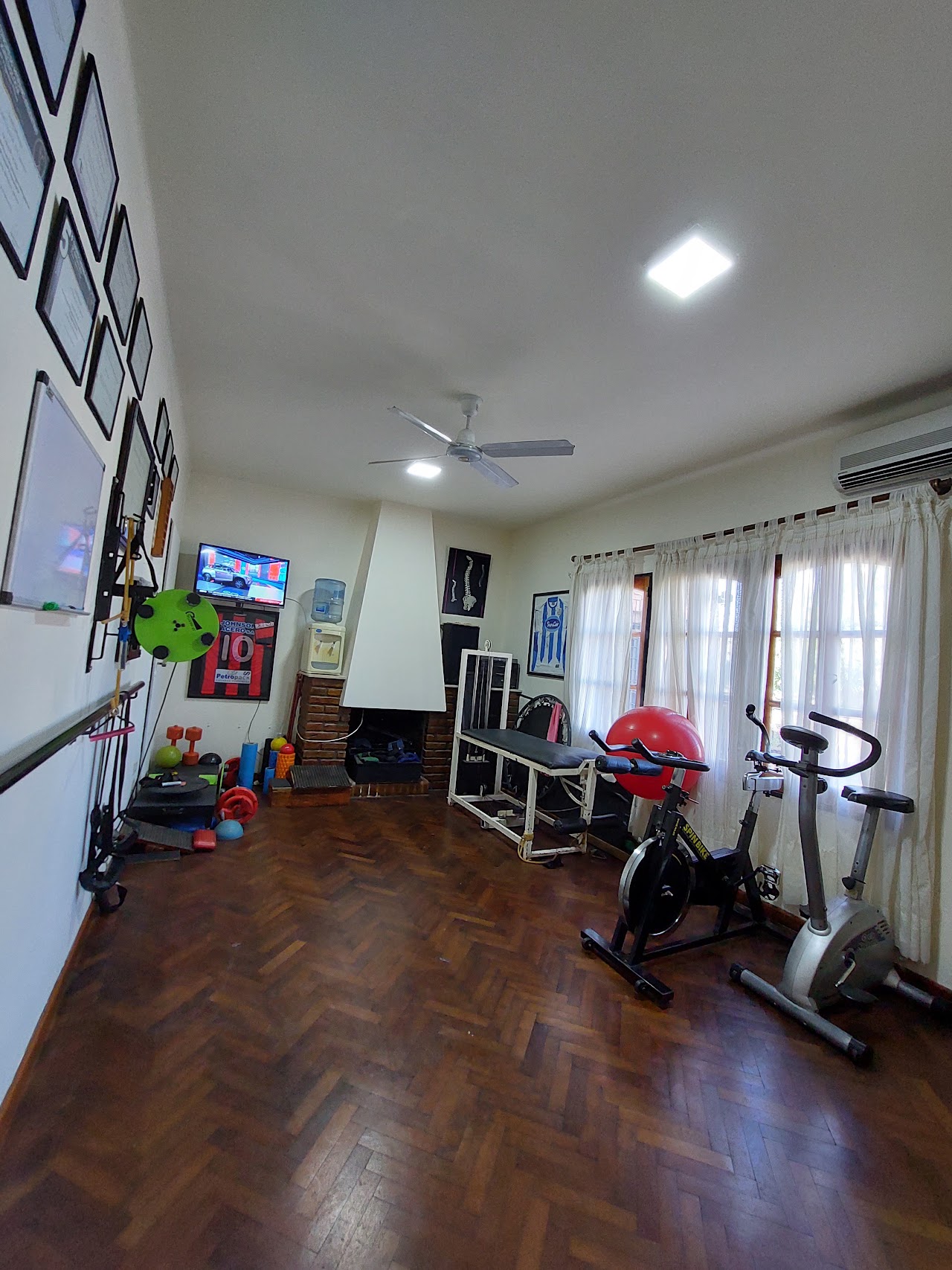 Sala de rehabilitación kinésica equipada con camillas, reformer y elementos de fisioterapia en Paraná
